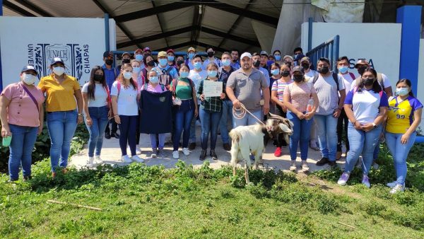 VISITA DEL CAPRINOCULTOR LIC. JORGE ÁNGEL NURICUMBO