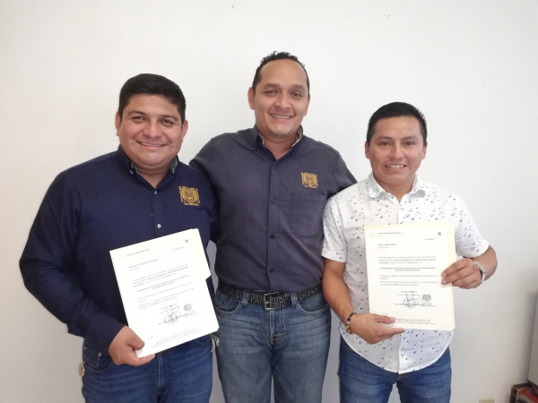 EL DIRECTOR DE LA FACULTAD MAYA HACE ENTREGA DE NOMBRAMIENTOS A...